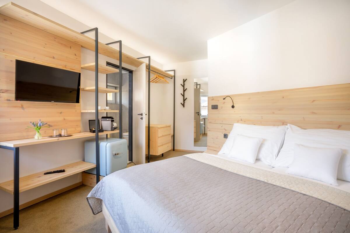 1 bedroom, hypo-allergenic bedding, minibar, in-room safe