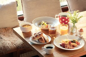 Free daily buffet breakfast