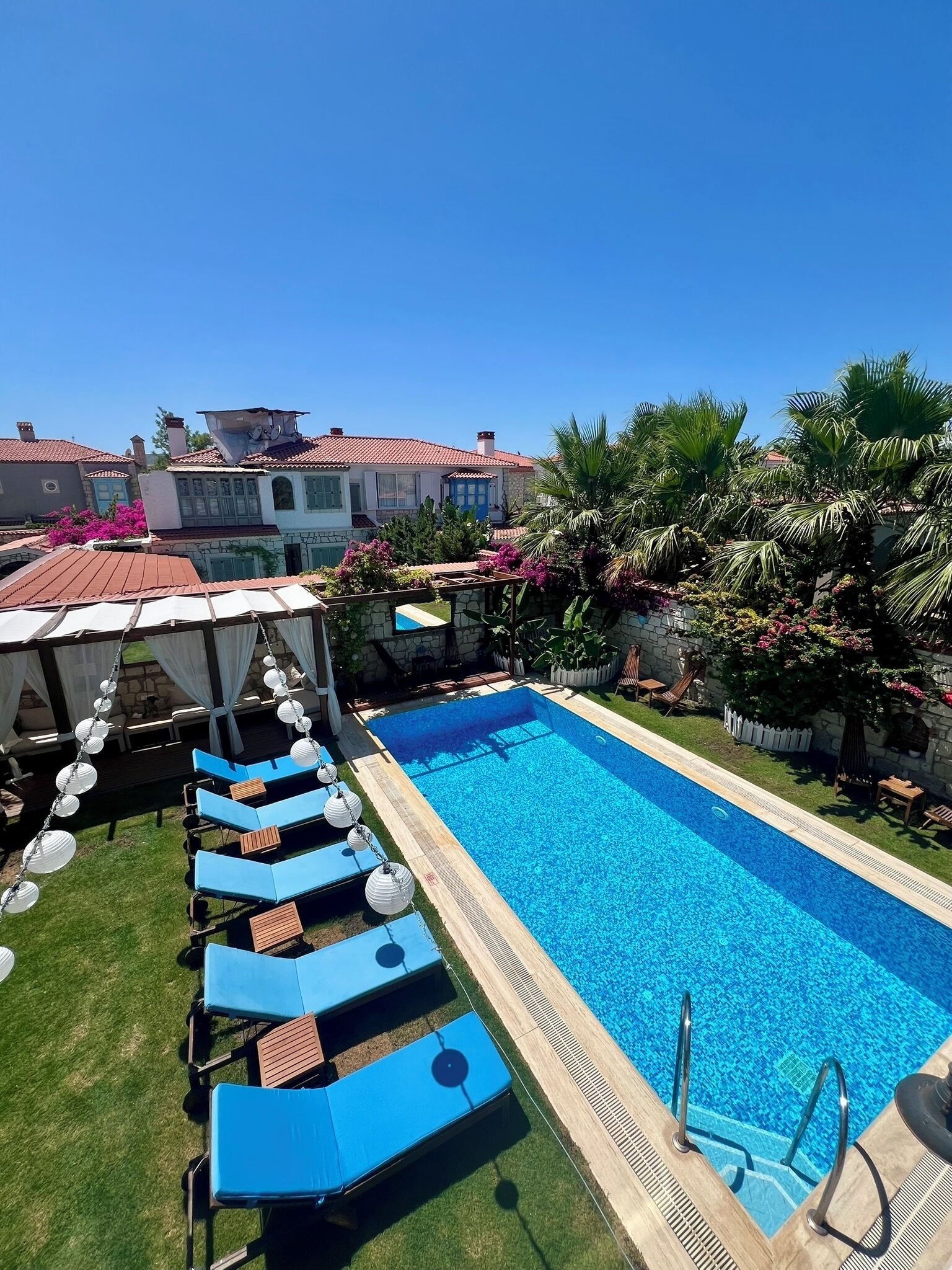 Piscine extérieure, parasols de plage, chaises longues