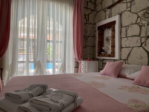 エコノミールーム プールビュー | 高級寝具、防音設備、アイロン / アイロン台、WiFi (無料)