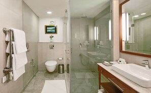 Shower, towels - Fortune Resort Heevan, Srinagar - Member ITC Hotels' Group (Srinagar)