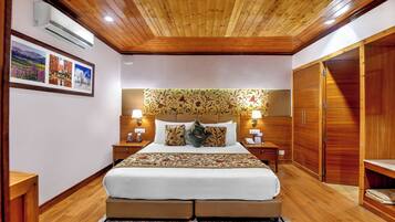 Minibar, in-room safe, desk, iron/ironing board