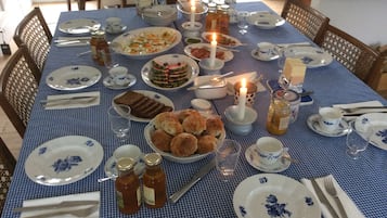 Free daily English breakfast