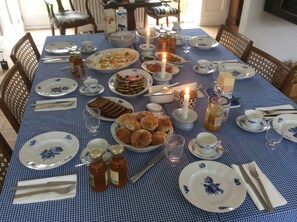 Café da manhã inglês grátis todos os dias
