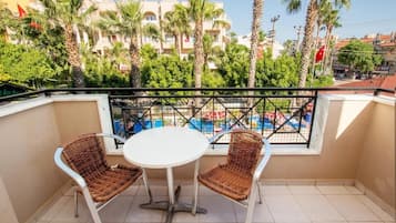 Apartment, 1 Bedroom | 1 bedroom, in-room safe, desk, bed sheets