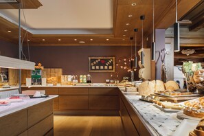 Eine Bäckerei mit Holzvertäfelung, verschiedenen Backwaren und einem Wandbild.