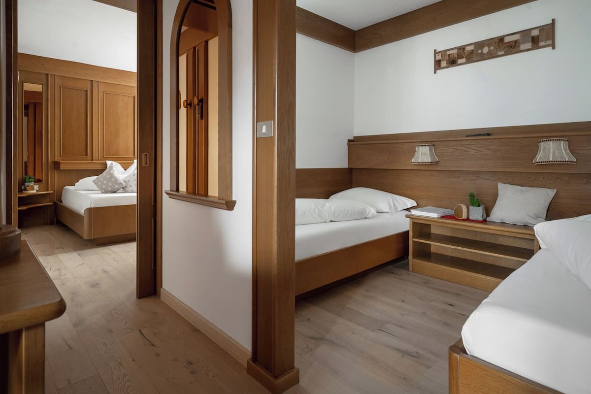 Zimmersafe, Schreibtisch, Verdunkelungsvorhänge, schallisolierte Zimmer