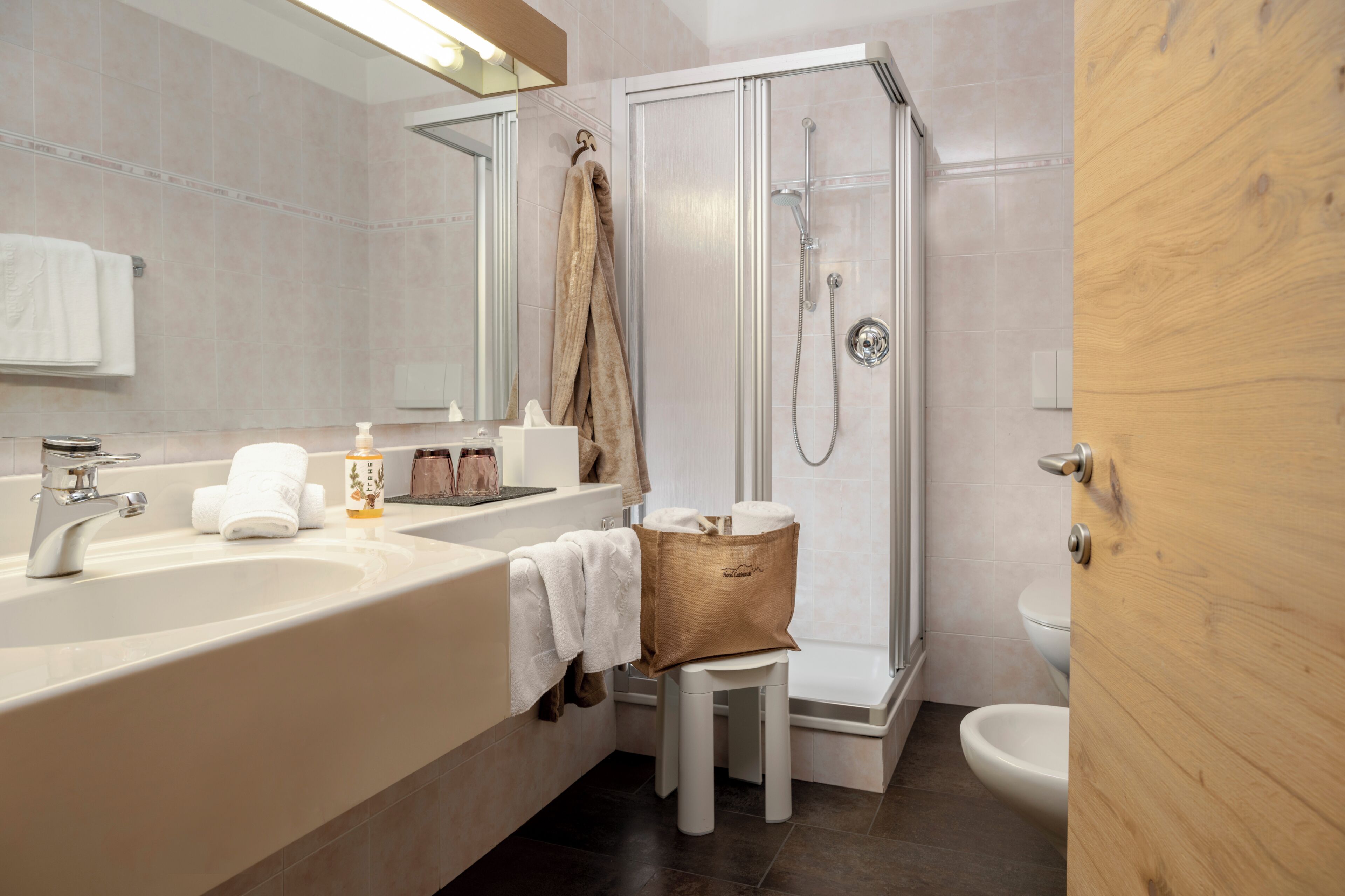 Dusche, kostenlose Toilettenartikel, Haartrockner, Bademäntel