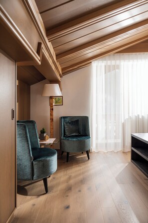Un salon moderne avec deux fauteuils, une lampe et un tableau au mur.
