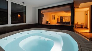 Un bain à remous avec vue sur une chambre et un espace de vie.