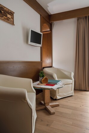 Quarto casal ou duplo luxo | Cofres nos quartos, escrivaninha, cortinas blackout