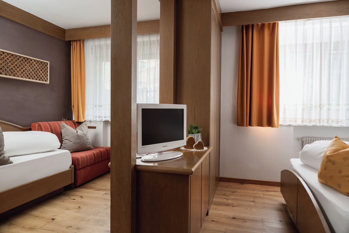 Zimmersafe, Schreibtisch, Verdunkelungsvorhänge, schallisolierte Zimmer