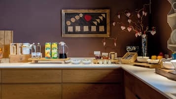 Café da manhã com buffet grátis todos os dias
