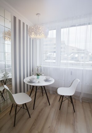 Apartemen Klasik | Makan di kamar