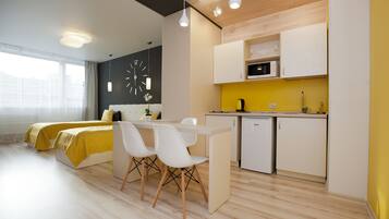 Appartement, 3 lits une place | Coin cuisine privé | Réfrigérateur, micro-ondes, plaque de cuisson, cafetiÚre/bouilloire