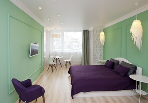 Classic Apartment | Premium bedding, desk, laptop workspace, iron/ironing board - Smart Apart (Yekaterinburg)