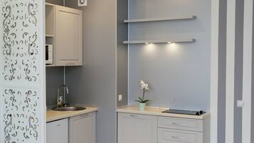 Appartement Classique | Coin cuisine privé | Réfrigérateur, micro-ondes, plaque de cuisson, cafetiÚre/bouilloire