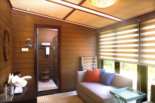 Ducha, pantuflas, toallas