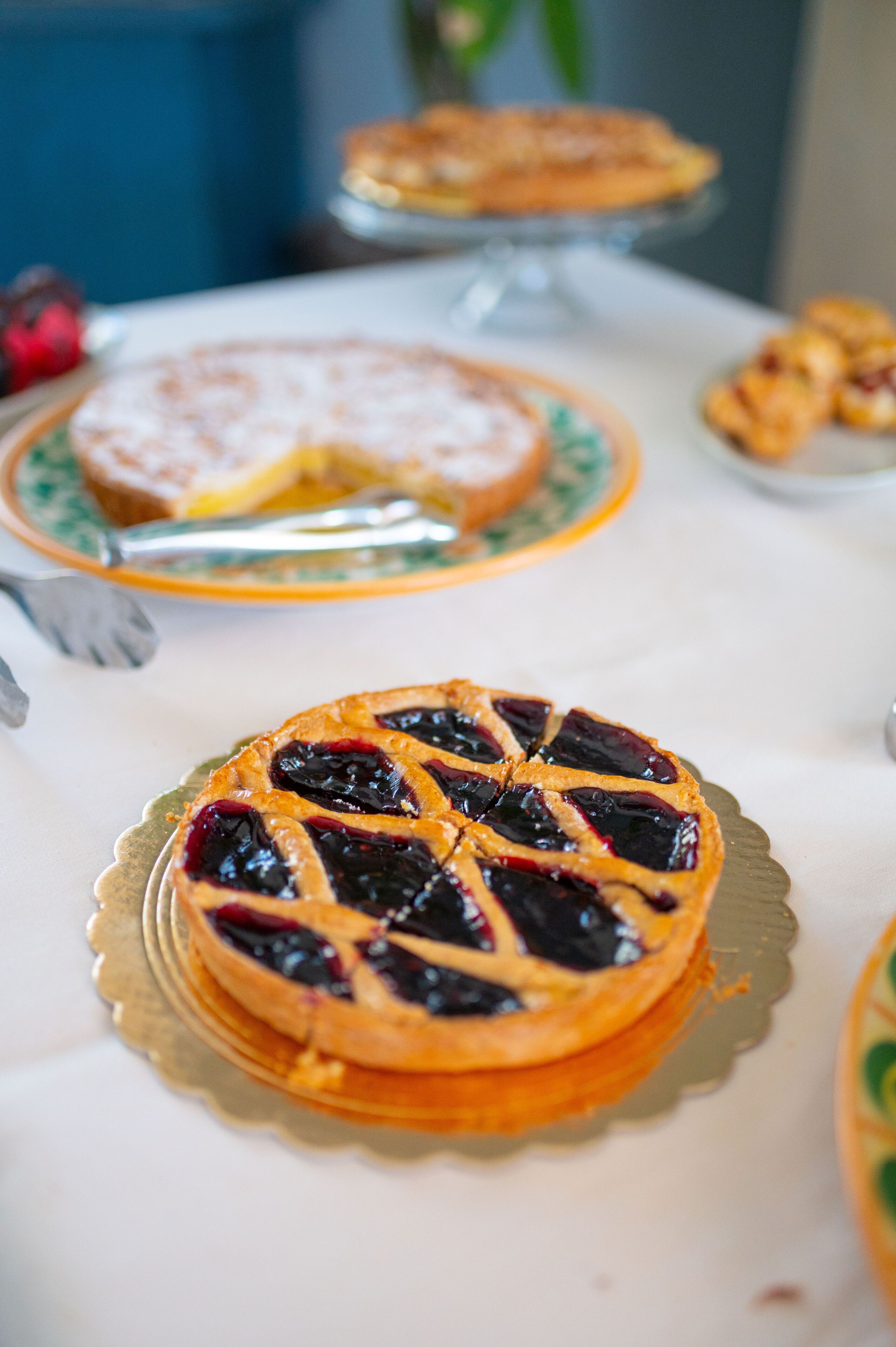 Una mesa con una tarta y un pastel en platos.