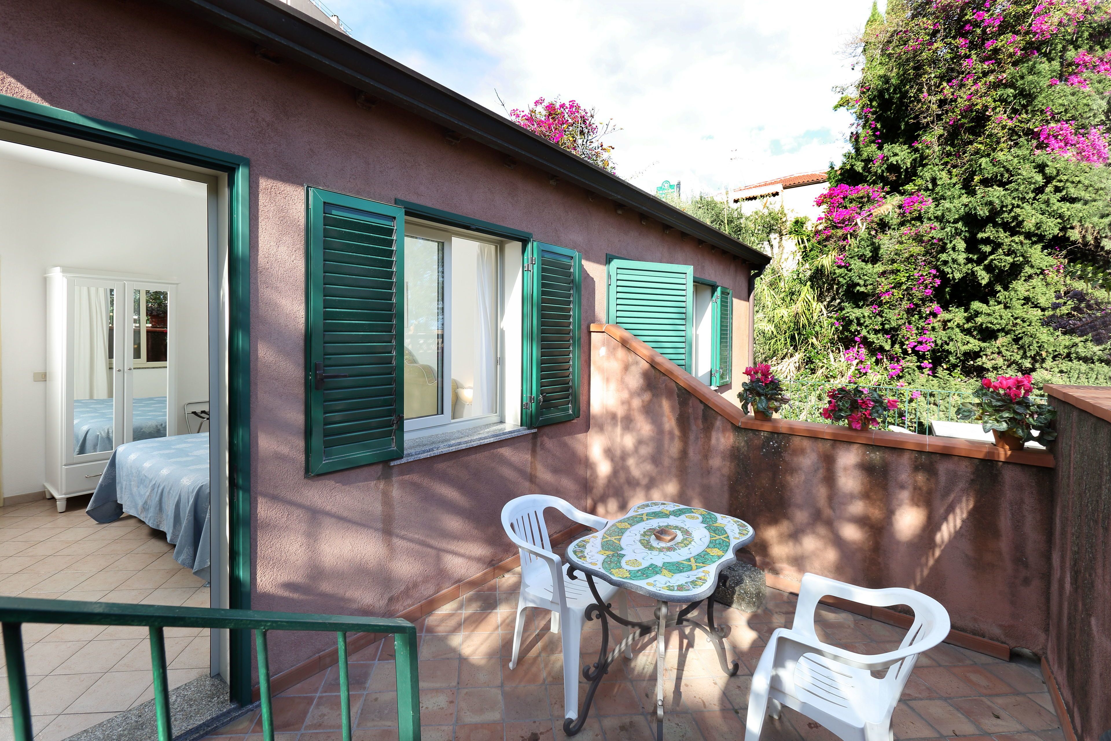 Standard dubbelrum eller tvåbäddsrum | Värdeförvaringsskåp på rummet, skrivbord och gratis wi-fi