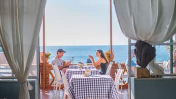 Frukostbuffé varje dag (EUR 10 per person)