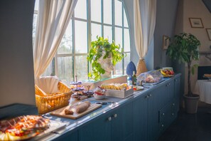 Petit déjeuner buffet servi tous les jours en supplément