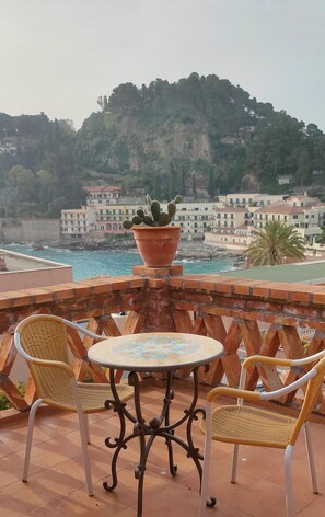 Chambre Supérieure Double ou avec lits jumeaux, vue mer | Terrasse/Patio