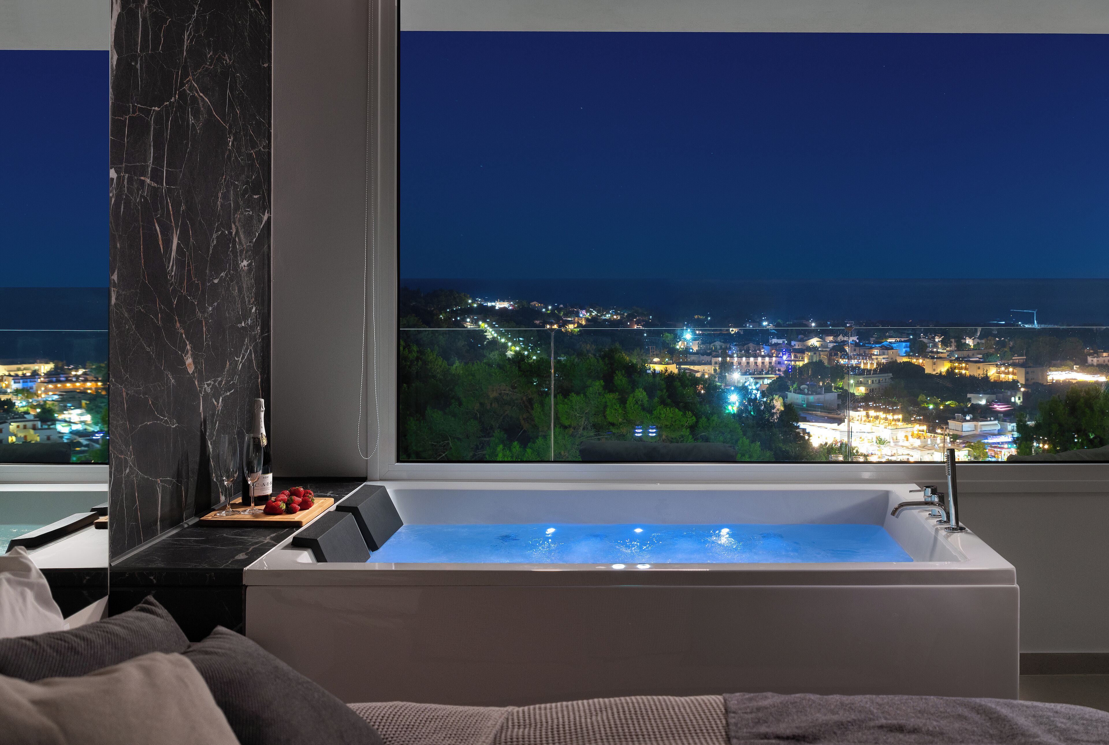 Studio Suite Bulan Madu, balkon, pemandangan laut | Busa memori, brankas, setrika/meja setrika, dan Wi-Fi gratis