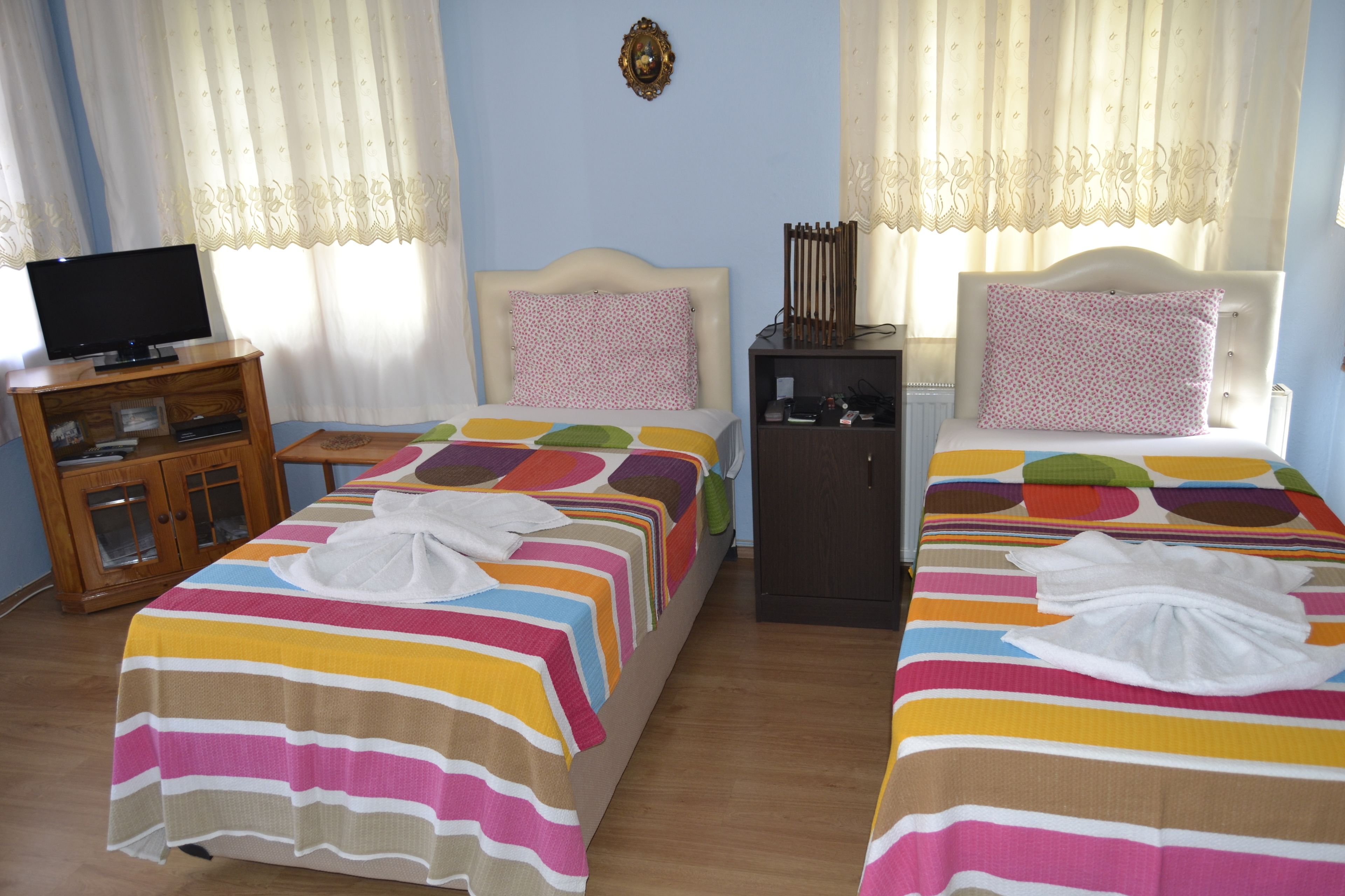 family room, shared bathroom | desk, iron/ironing board, free wifi