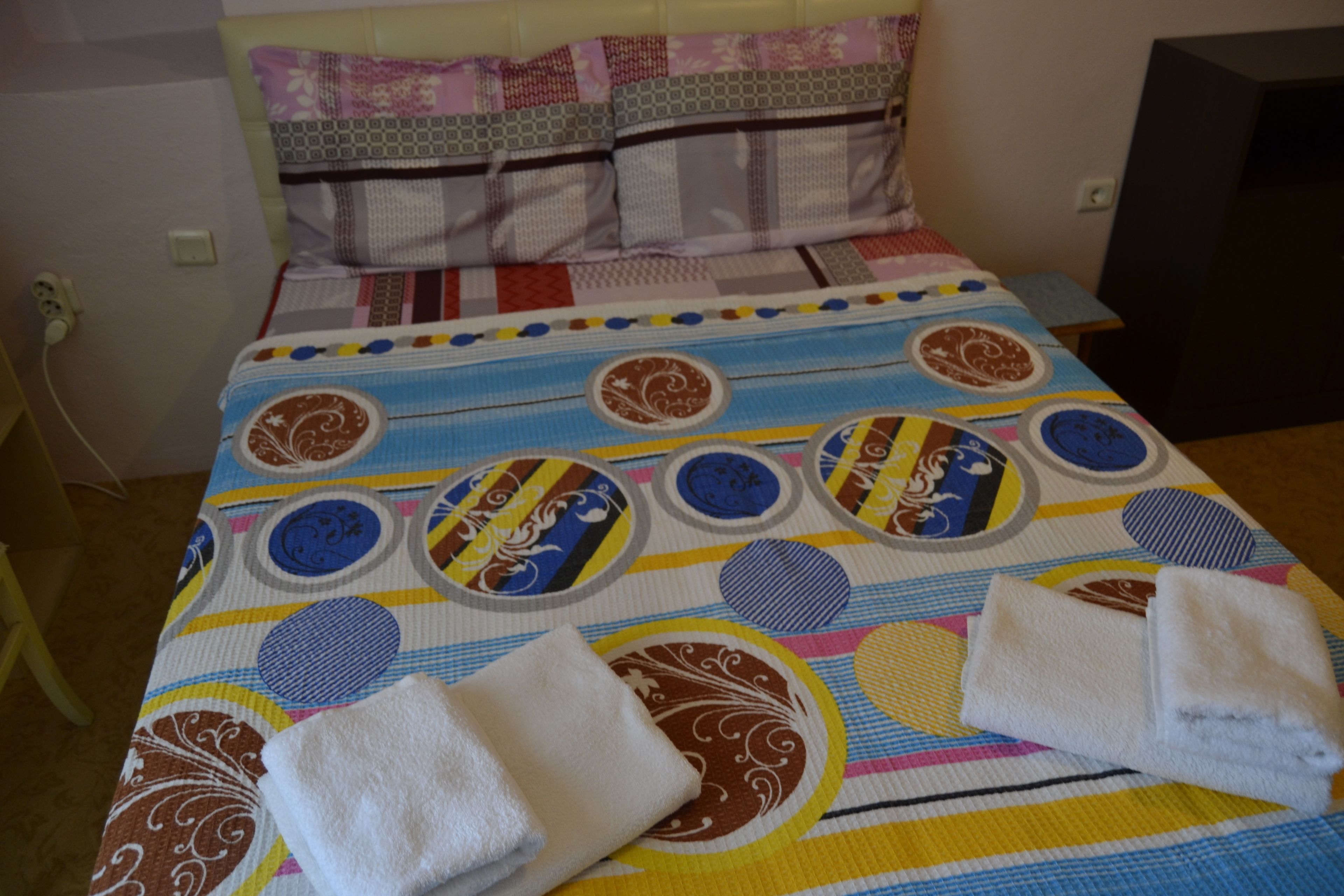 double room, shared bathroom | desk, iron/ironing board, free wifi