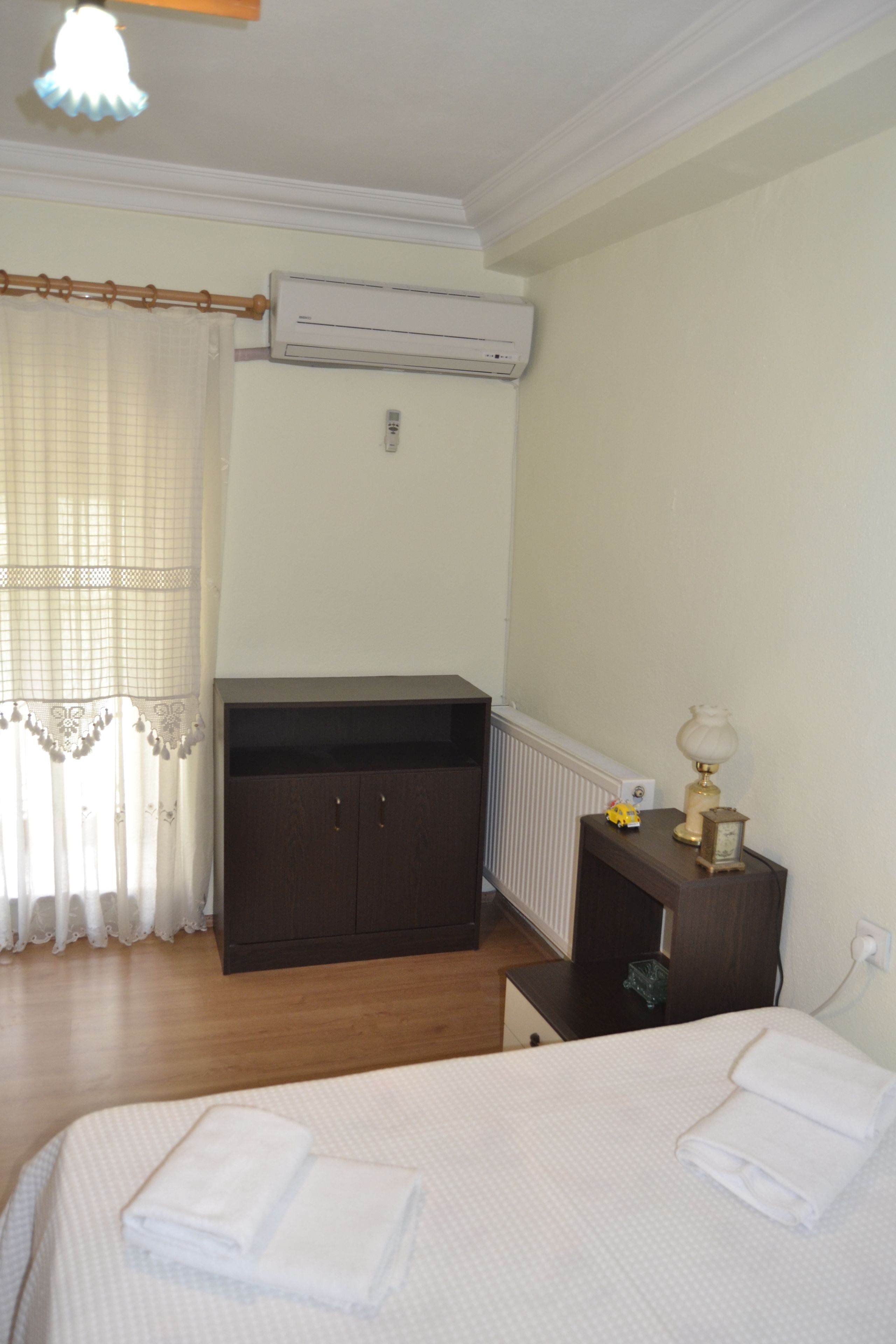 double room, shared bathroom | desk, iron/ironing board, free wifi