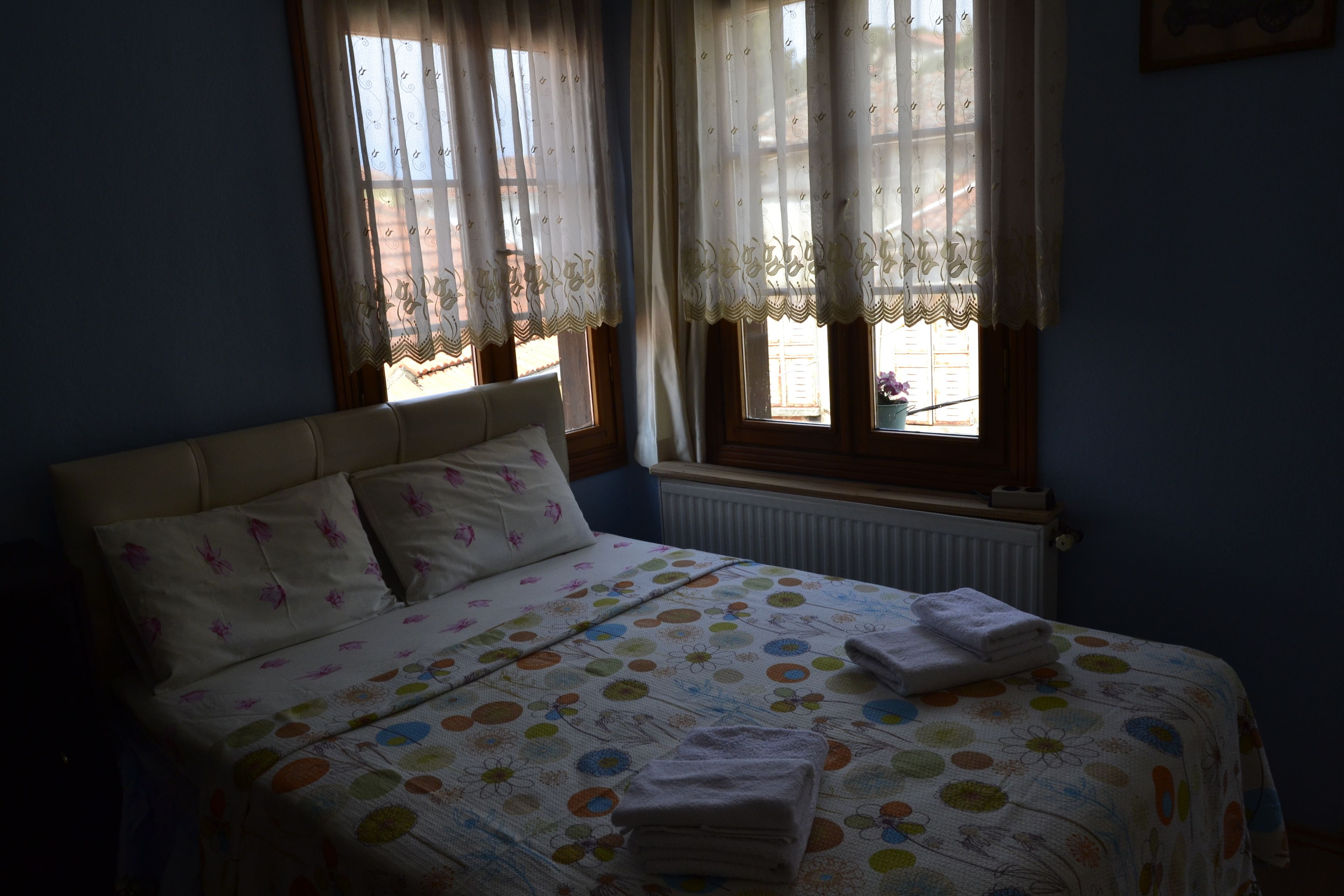 family room, shared bathroom | desk, iron/ironing board, free wifi