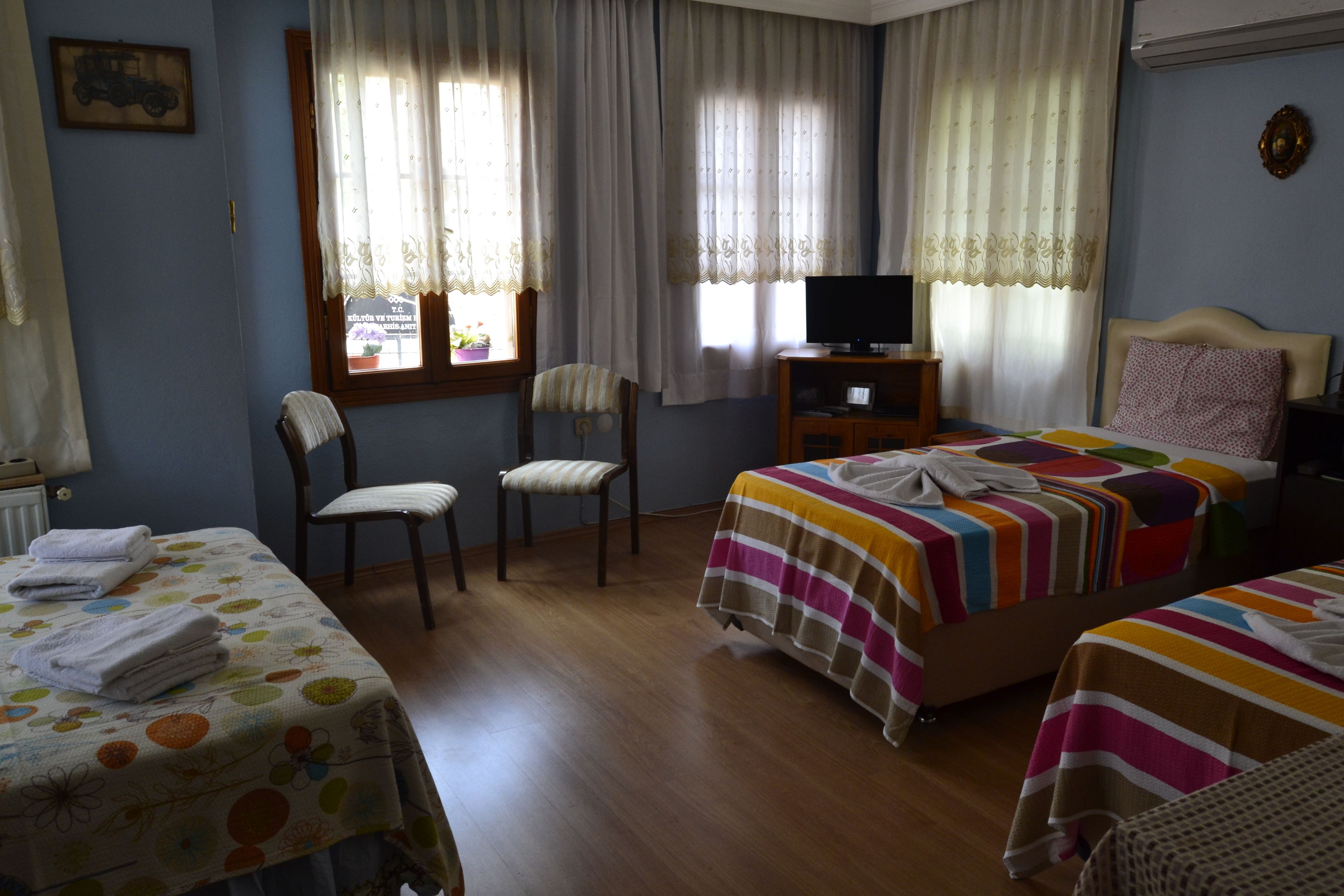family room, shared bathroom | desk, iron/ironing board, free wifi