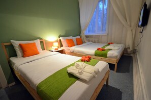 Habitación familiar, baño compartido | Escritorio y wifi gratis