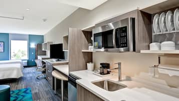 Full-size fridge, microwave, dishwasher, cookware/dishes/utensils