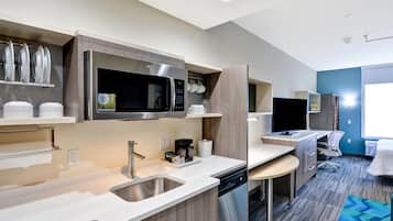 Kjøleskap, mikrobølgeovn, oppvaskmaskin og kjøkkenutstyr