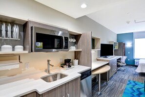 Full-size fridge, microwave, dishwasher, cookware/dishes/utensils - Home2 Suites by Hilton OKC Midwest City Tinker AFB (Midwest City)