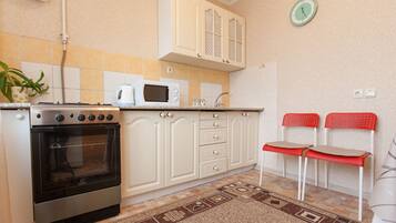 Apartment (23, Musina Street) | Eigene Küche | Großer Kühlschrank, Mikrowelle, Herdplatte, Wasserkocher