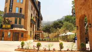 المنطقة المحيطة بالمنشأة