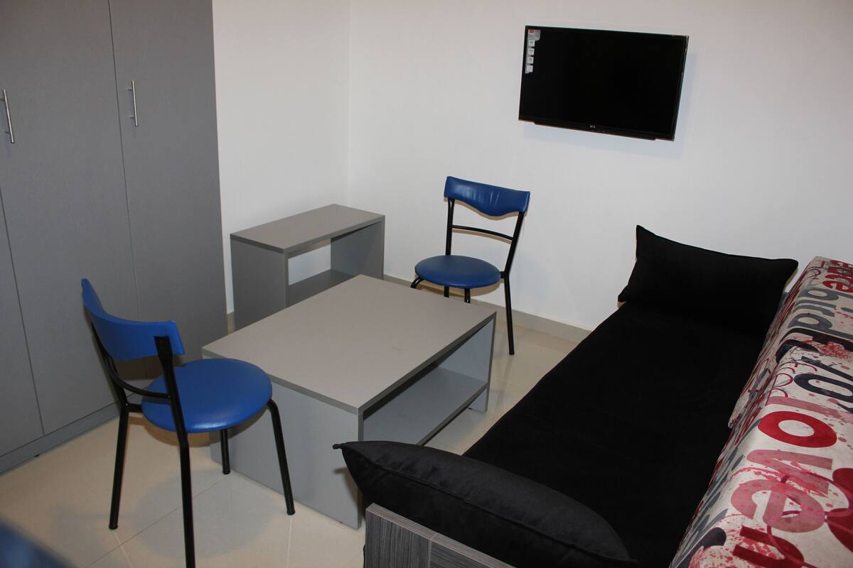 Studiosuite – comfort, hageutsikt, hageområde | Oppholdsrom | En 40-tommers Flatskjerm-TV med kabel-kanaler samt TV