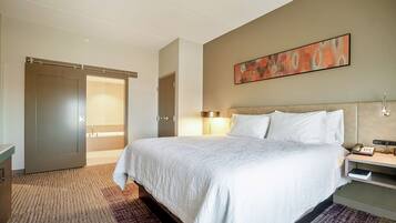 Suite, 1 King-Bett, barrierefrei, Nichtraucher (Hearing) | Hochwertige Bettwaren, Daunenbettdecken, Verdunkelungsvorhänge