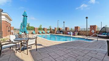 Una piscina al aire libre de temporada, camas de piscina gratis