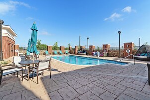 Una piscina al aire libre de temporada, cabañas de piscina gratuitas