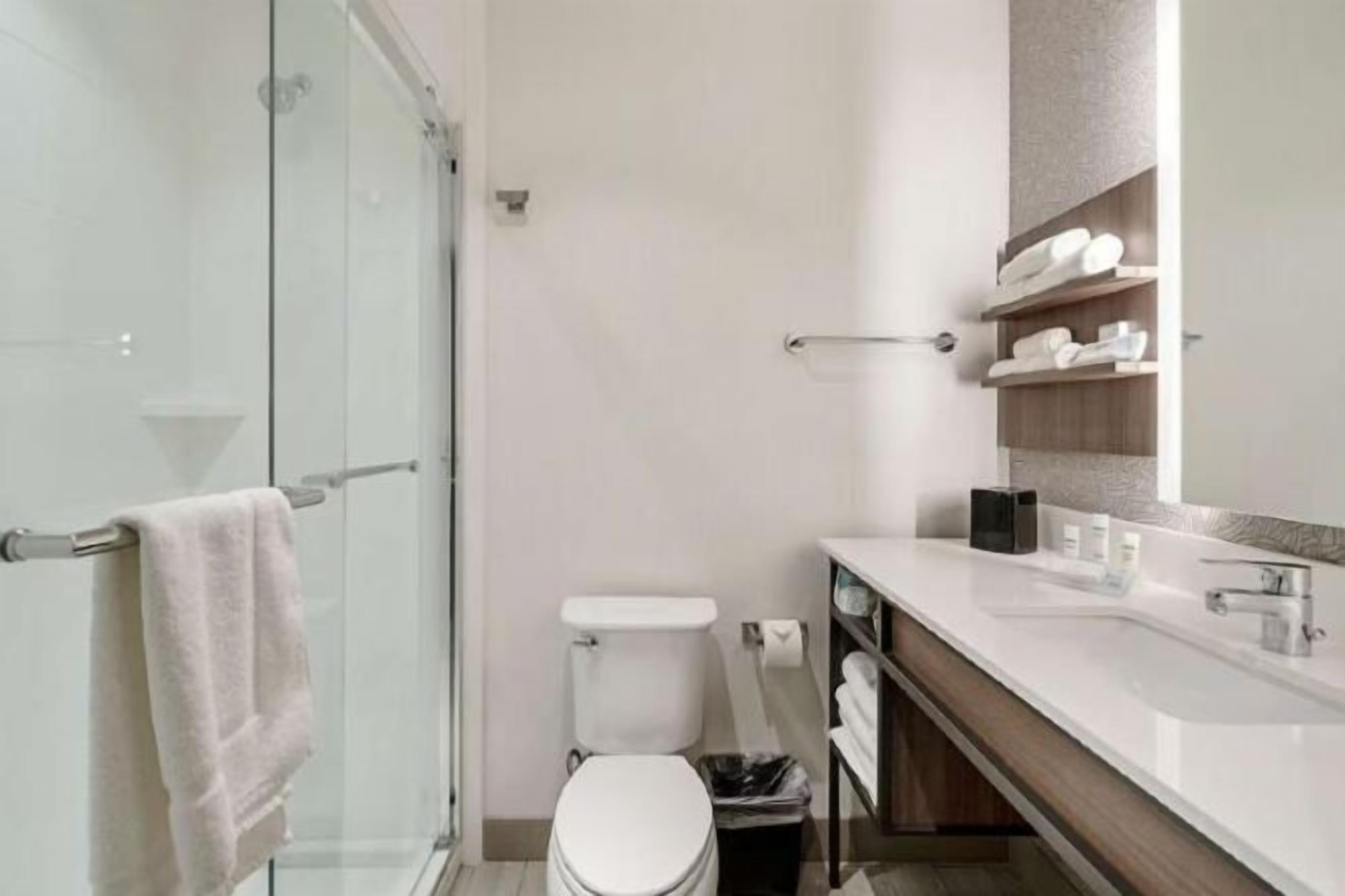 Bathroom | Jetted tub, free toiletries, towels