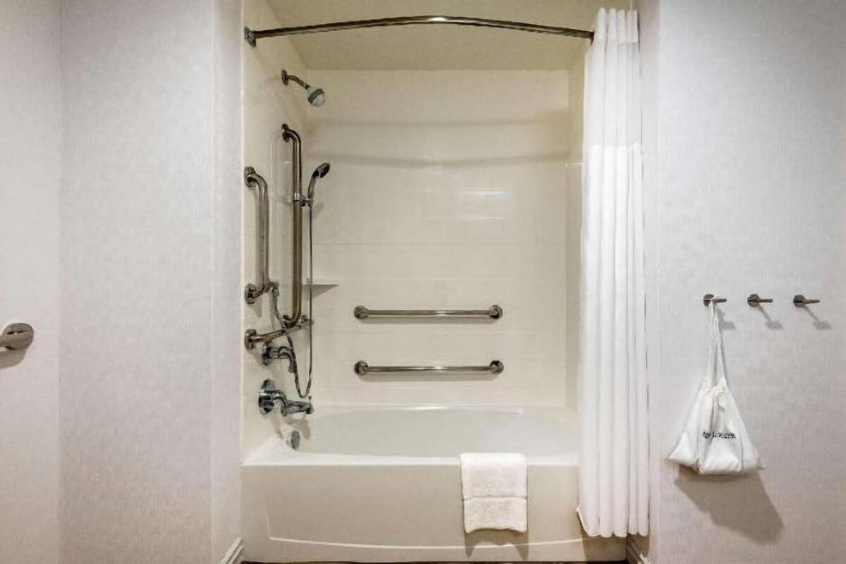 Bathroom | Shower, free toiletries, towels