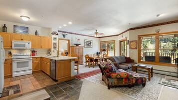 Kondominium, 3 kamar tidur | Dapur pribadi | Lemari es, microwave, oven, dan mesin pencuci piring