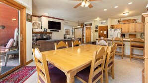 Una cocina amplia con armarios de madera, una mesa de comedor y sillas.