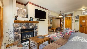 Kondominium, 3 kamar tidur | Area keluarga | TV