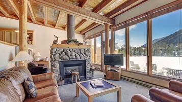 Condo, 2 Bedrooms | Living area