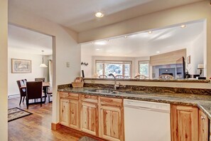 Condo, 2 quartos | Cozinha privada | Geladeira grande, micro-ondas, fogão, cooktop